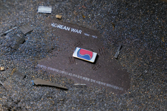 한화이글스팬카페 - 한화가 만원 관중에게 배포한 태극기 배지…숫자 121723의 의미는? - 이미지 1