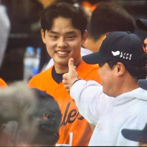 문동주에게 따봉 날리는 류현진