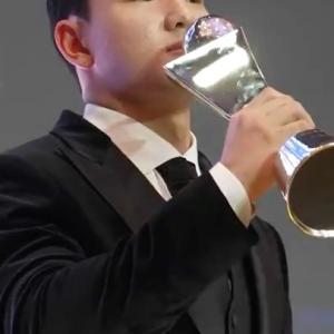 2025 신인상의 주인공, 안현민의 위풍당당 상 받으러 가는 길😎