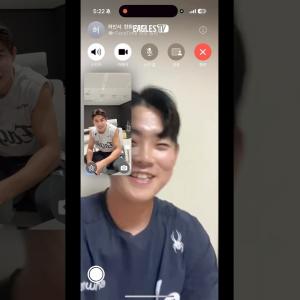 4연타석 홈런 후 영상통화하는 허인서, 심우준